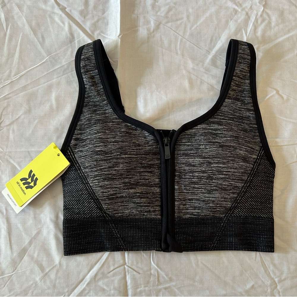 Seamless zip front bra. Size M. NWT